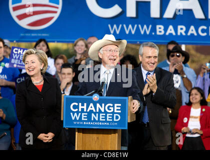 24. Oktober 2008 - Highlands Ranch, Colorado, USA - KEN SALAZAR Gespräch mit HILLARY CLINTON während einer Kundgebung in Aurora. (Kredit-Bild: © Beth Schneider/Beth Schneider /ZUMA Presse) Stockfoto