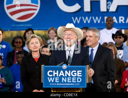 24. Oktober 2008 - Highlands Ranch, Colorado, USA - KEN SALAZAR Gespräch mit HILLARY CLINTON während einer Kundgebung in Aurora. (Kredit-Bild: © Beth Schneider/Beth Schneider /ZUMA Presse) Stockfoto