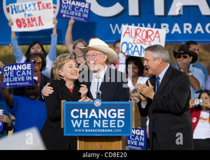 24. Oktober 2008 - Highlands Ranch, Colorado, USA - KEN SALAZAR Gespräch mit HILLARY CLINTON während einer Kundgebung in Aurora. (Kredit-Bild: © Beth Schneider/Beth Schneider /ZUMA Presse) Stockfoto