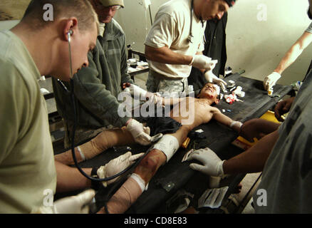 25. Oktober 2008 - Behandlung von Combat Outpost Wilderness, Paktya, Afghanistan - Sanitäter der US Army Combat Outpost Wildnis, Paktya Provinz Ost-Afghanistan, einen sieben-Jahr-alter afghanischen junge verletzt, beim Spielen mit Blindgängern Artillerie Runde er und seine Freunde gefunden. Durch seine Cou in den Außenposten gebracht Stockfoto