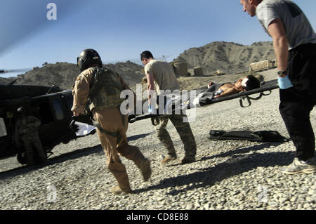 25. Oktober 2008 - Combat Outpost Wilderness, Paktya, Afghanistan - ein sieben-Jahr-alter afghanischer Junge verletzt, beim Spielen mit einem Blindgänger Artillerie Runde er und seine Freunde gefunden wird durchgeführt um einen Blackhawk Medevac-Hubschrauber für einen Flug in ein Krankenhaus Kampfunterstützung, nachdem er behandelt und stabilisiert durch t Stockfoto