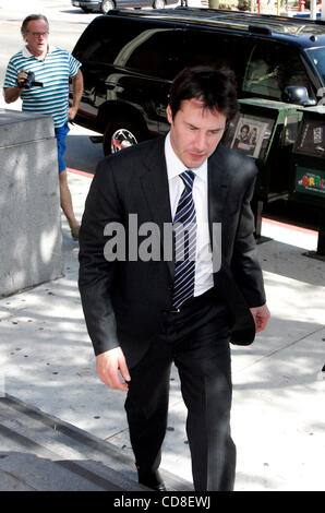 29. Oktober 2008 kommt - Los Angeles, Kalifornien, USA - KEANU REEVES am Hof nach dem Mittagessen Aussparung für seine Klage Testversion von Paparazzo Alison Silva suchenden Schadensersatz wegen Verletzungen erlitt an seinem linken Handgelenk am 19. März 2007 als Reeves war hinter dem Lenkrad eines schwarzen 1996 Porsche gebracht Stockfoto