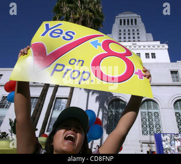 Tausende von Anhängern der Proposition 8 begleiten Sie die multi-ethnischen Gruppen Rally bei außerhalb von Los Angeles City Hall auf Sonntag, 2. November 2008. (Foto von Ringo Chiu / Zuma Press) Stockfoto