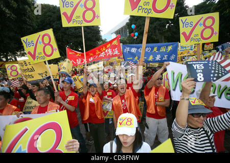 Tausende von Anhängern der Proposition 8 begleiten Sie die multi-ethnischen Gruppen Rally bei außerhalb von Los Angeles City Hall auf Sonntag, 2. November 2008. (Foto von Ringo Chiu / Zuma Press) Stockfoto