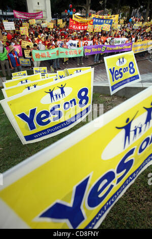 Tausende von Anhängern der Proposition 8 begleiten Sie die multi-ethnischen Gruppen Rally bei außerhalb von Los Angeles City Hall auf Sonntag, 2. November 2008. (Foto von Ringo Chiu / Zuma Press) Stockfoto