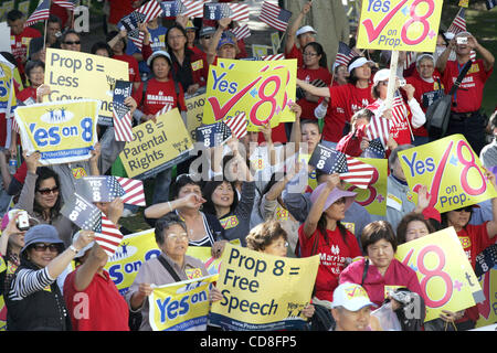 Tausende von Anhängern der Proposition 8 begleiten Sie die multi-ethnischen Gruppen Rally bei außerhalb von Los Angeles City Hall auf Sonntag, 2. November 2008. (Foto von Ringo Chiu / Zuma Press) Stockfoto