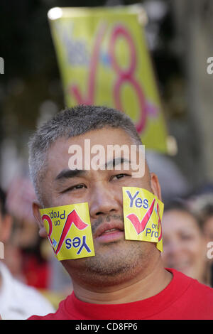 Tausende von Anhängern der Proposition 8 begleiten Sie die multi-ethnischen Gruppen Rally bei außerhalb von Los Angeles City Hall auf Sonntag, 2. November 2008. (Foto von Ringo Chiu / Zuma Press) Stockfoto