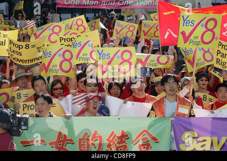 Tausende von Anhängern der Proposition 8 begleiten Sie die multi-ethnischen Gruppen Rally bei außerhalb von Los Angeles City Hall auf Sonntag, 2. November 2008. (Foto von Ringo Chiu / Zuma Press) Stockfoto