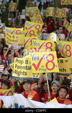 Tausende von Anhängern der Proposition 8 begleiten Sie die multi-ethnischen Gruppen Rally bei außerhalb von Los Angeles City Hall auf Sonntag, 2. November 2008. (Foto von Ringo Chiu / Zuma Press) Stockfoto