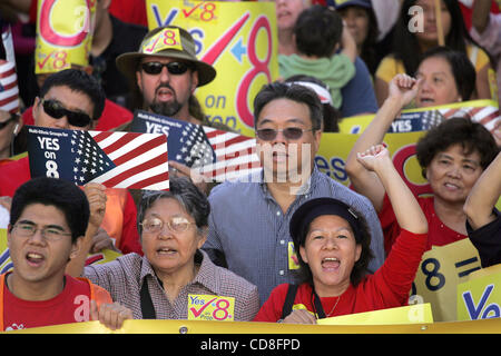 Tausende von Anhängern der Proposition 8 begleiten Sie die multi-ethnischen Gruppen Rally bei außerhalb von Los Angeles City Hall auf Sonntag, 2. November 2008. (Foto von Ringo Chiu / Zuma Press) Stockfoto