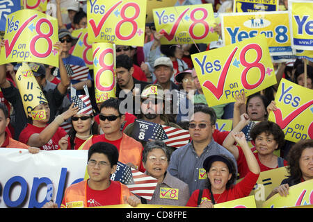 Tausende von Anhängern der Proposition 8 begleiten Sie die multi-ethnischen Gruppen Rally bei außerhalb von Los Angeles City Hall auf Sonntag, 2. November 2008. (Foto von Ringo Chiu / Zuma Press) Stockfoto