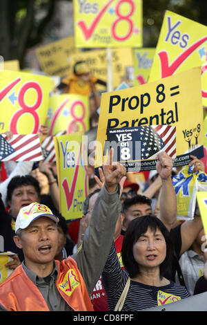 Tausende von Anhängern der Proposition 8 begleiten Sie die multi-ethnischen Gruppen Rally bei außerhalb von Los Angeles City Hall auf Sonntag, 2. November 2008. (Foto von Ringo Chiu / Zuma Press) Stockfoto