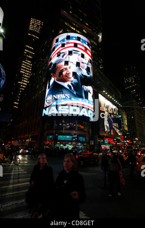 4. November 2008 erscheinen - Manhattan, New York, USA - Bilder von Senator Barack Obama auf den Jumbo Bildschirmen auf dem Times Square in der Wahlnacht in Manhattan, New York, auf Dienstag, 4. November 2008. (Kredit-Bild: © Engel Chevrestt/ZUMA Press) Einschränkungen: * New York Papiere Rechte heraus * Stockfoto