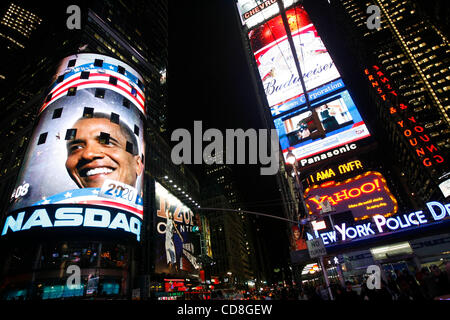 4. November 2008 erscheinen - Manhattan, New York, USA - Bilder von Senator Barack Obama auf den Jumbo Bildschirmen auf dem Times Square in der Wahlnacht in Manhattan, New York, auf Dienstag, 4. November 2008. (Kredit-Bild: © Engel Chevrestt/ZUMA Press) Einschränkungen: * New York Papiere Rechte heraus * Stockfoto