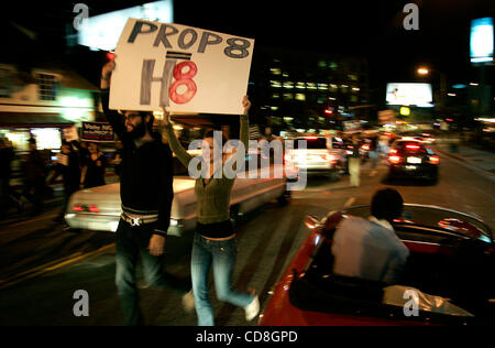 5. November 2008 - West Hollywood, CA, USA - Demonstranten vorübergehend stoppen Verkehr, wie sie am Sunset Boulevard im Gegensatz zu Proposition 8,, die offenbar in der Wahl gestern marschieren, die Homo-Ehe in Kalifornien illegal wieder übergeben. (Kredit-Bild: © Jonathan Alcorn/ZUMA Press) Stockfoto