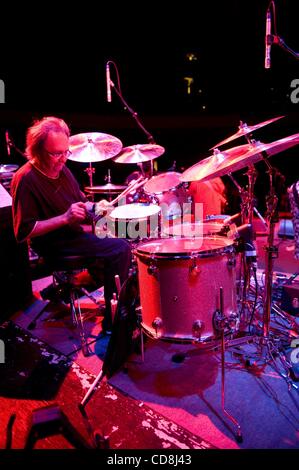 MITCH MITCHELL, Schlagzeuger und letzte überlebende Mitglied von die Jimi Hendrix Experience, wurde tot in Portland, Oregon, Hotel, 12. November 2006 gefunden. Mitchell war unterwegs mit der "Erfahrung Hendrix Tour," die Westküste Bein 7. November 2006 gewickelt. Sgt. Brian Schmautz, ein Sprecher der Polizei von Portland sagte Stockfoto