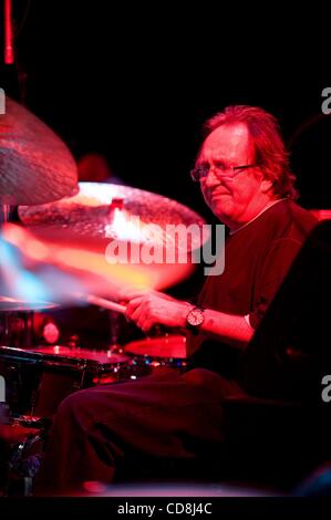 MITCH MITCHELL, Schlagzeuger und letzte überlebende Mitglied von die Jimi Hendrix Experience, wurde tot in Portland, Oregon, Hotel, 12. November 2006 gefunden. Mitchell war unterwegs mit der "Erfahrung Hendrix Tour," die Westküste Bein 7. November 2006 gewickelt. Sgt. Brian Schmautz, ein Sprecher der Polizei von Portland sagte Stockfoto