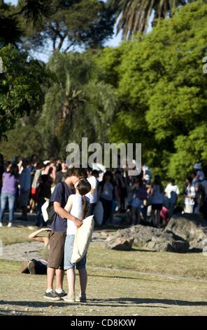 22. November 2008 - Buenos Aires, Buenos Aires, Argentinien - Catalina Miguens, 17, und ihr Freund Marcos Chotsourian, küssen sich 17 von Buenos Aires am Rande der großen Menge kämpft in der Lucha de Almohadas oder Kissen Kampf vor dem Planetarium in Buenos Aires, Argentinien, November 22 Stockfoto