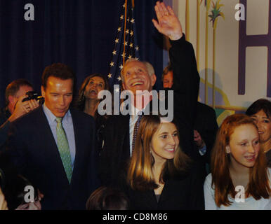 Captain Chesley Sully Sullenberger, Danville, Kalifornien, Wellen, Menschen über die Rotunde des California State Capitol im Rahmen eines Empfangs mit Gouverneur Arnold Schwarzenegger in Sacramento, Kalifornien, auf Dienstag, 17. Februar 2009. Sullenberger war der Pilot, der sicher seine US Airways Verkehrsflugzeug in fallengelassen der Stockfoto