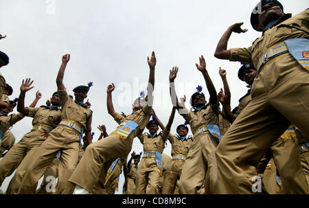 Neu angehobene Rekruten der indischen zentrale Reserve Police Force (CRPF) die Feier während die Weitergabe Parade Zeremonie in Humhama am Stadtrand von Srinagar, die Hauptstadt des indischen Kaschmir, Sommer 06.02.2010 Some350 Rekruten in der CRPF formell aufgenommen, indische Soldaten beitreten Stockfoto