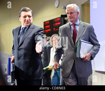 EU-Kommissionspräsident Jose Manuel Barroso und Kommissar für Binnenmarkt und Dienstleistungen, Französisch, Michel Barnier (R) geben eine Pressekonferenz auf nachhaltiges Wirtschaftswachstum Hauptquartier der Europäischen Kommission in Brüssel, Belgien am 2010-06-02 von Wiktor Dabkowski Stockfoto