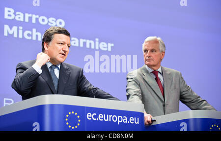 EU-Kommissionspräsident Jose Manuel Barroso und Kommissar für Binnenmarkt und Dienstleistungen, Französisch, Michel Barnier (R) geben eine Pressekonferenz auf nachhaltiges Wirtschaftswachstum Hauptquartier der Europäischen Kommission in Brüssel, Belgien am 2010-06-02 von Wiktor Dabkowski Stockfoto