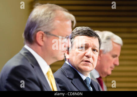 European Commission President Jose Manuel Barroso (C), monetäre Kommissar Olli Rehn (L) und Kommissar für Binnenmarkt und Dienstleistungen, Französisch, Michel Barnier (R) geben eine Pressekonferenz auf nachhaltiges Wirtschaftswachstum am Hauptsitz Europäischen Kommission in Brüssel auf 20 Stockfoto