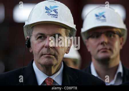 Internationalen Olympischen Komitee-Präsident Jacques Rogge besucht Sochi.Pictured: Jacques Rogge (c) und Präsident von Sotschi 2014 Organizing Committee Dmitri Tschernitschenko (hinten) während der Inspektion Baustelle Eiskunstlauf-Arena für die Olympischen Spiele 2014 in Sotschi. Stockfoto