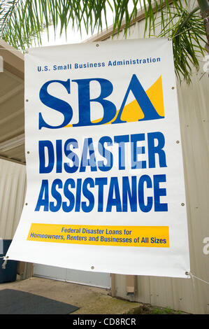 6. Juni 2010 - Ölpest New Orleans, Louisana, USA - 3. Juni 2010, Venice, Louisiana - ein Zeichen von der Deepwater Horizon Öl betroffenen leitet den Beamten mit U.S. Small Business Administration in der Nähe der Stadt Venedig in Plaquemines Parish des südlichen Louisiana. Fischer von betroffenen die Stockfoto