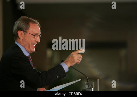 Internationalen Olympischen Komitee-Präsident Jacques Rogge (nicht abgebildet) besucht Sochi.Pictured: IOC Olympischen Spiele-Direktor Gilbert Felli bei der Pressekonferenz in Sotschi. Stockfoto