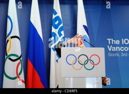 Internationalen Olympischen Komitee-Präsident Jacques Rogge (nicht abgebildet) besucht Sochi.Pictured: IOC Olympischen Spiele-Direktor Gilbert Felli bei der Pressekonferenz in Sotschi Stockfoto