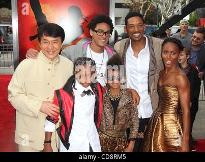 7. Juni 2010 - Westwood, Kalifornien, USA - 7. Juni 2010 - Westwood, Kalifornien, USA - Schauspieler JACKIE CHAN, JADEN SMITH mit Willen, JADA, TREY & WILLOW Ankunft in "The Karate Kid" Los Angeles Premiere statt im Mann Village Theatre. (Kredit-Bild: © Lisa O'Connor/ZUMApress.com) Stockfoto