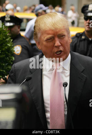 8. Juni 2010 - New York, New York, USA - DONALD TRUMP & MISS USA 2010 RIMA FAKIH am Banddurchtrennungszeremonie außerhalb Trump Tower, Trump es Gray Line Tour Doppeldeckerbus mit seinem Ebenbild auf dem vorderen Teil des Busses zu enthüllen. New York City NYC 08.06.2010 Fotos von Entfernungsmesser-Fotos Inc.Ã'Â©2010.DONAL Stockfoto