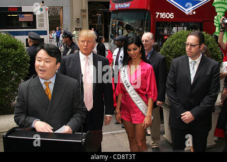 8. Juni 2010 - New York, New York, USA - DONALD TRUMP & MISS USA 2010 RIMA FAKIH am Banddurchtrennungszeremonie außerhalb Trump Tower, Trump es Gray Line Tour Doppeldeckerbus mit seinem Ebenbild auf dem vorderen Teil des Busses zu enthüllen. New York City NYC 08.06.2010 Fotos von Entfernungsmesser-Fotos Inc.Ã'Â©2010.DONAL Stockfoto