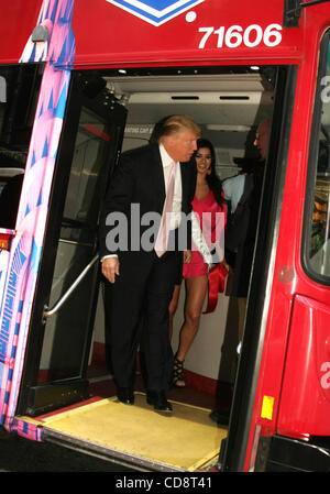 8. Juni 2010 - New York, New York, USA - DONALD TRUMP & MISS USA 2010 RIMA FAKIH am Banddurchtrennungszeremonie außerhalb Trump Tower, Trump es Gray Line Tour Doppeldeckerbus mit seinem Ebenbild auf dem vorderen Teil des Busses zu enthüllen. New York City NYC 08.06.2010 Fotos von Entfernungsmesser-Fotos Inc.Ã'Â©2010.DONAL Stockfoto