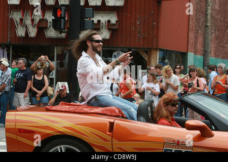 9. Juni 2010 - Nashville, TN, USA - Bo Bice winkt Fans während der CMA-Parade. (Kredit-Bild: © der Tennessean/ZUMApress.com) Stockfoto