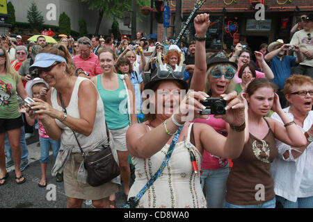 9. Juni 2010 - Nashville, TN, USA - CMA Mary Jo Kearns macht Fotos ihrer Favoriten bei der CMA-Parade. (Kredit-Bild: © der Tennessean/ZUMApress.com) Stockfoto