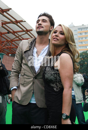 US-amerikanische Sängerin Anastacia besucht Muz-TV 2010 Russian Music Award Zeremonie in Moskau. Im Bild: Anastacia mit russischen pop-Idol Dima Bilan. Stockfoto