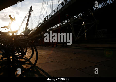 11. Juni 2010 - London, England, Vereinigtes Königreich - Waterloo Bridge-Blick von der Southbank, London. (Kredit-Bild: © Veronika Lukasova/ZUMAPRESS.com) Stockfoto