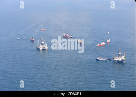 Bohren von Bohrinseln und Schiffen am Unfallort Deepwater Horizon im Golf von Mexiko. Die großbusige wurde nun am 15. Juli begrenzt. Stockfoto