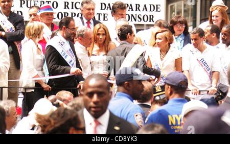 13. Juni 2010 - New York, New York, USA - MARC ANTHONY, der König der 2010-Puerto Rico-Parade auf der 5th Avenue Parade seiner Frau JENNIFER LOPEZ gesellt. Fotos: NYC 13.06.2010 Rangefinder-Fotos Inc.Ã'Â©2010.NYC Bürgermeister MICHAEL BLOOMBERG, JENNIFER LOPEZ, MARC ANTHONY, NEW YORK New Yor Stockfoto