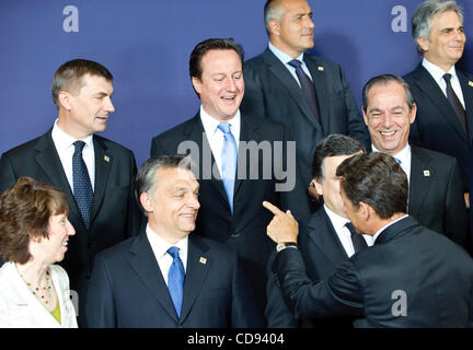 17. Juni 2010 - Brüssel, BXL, spricht Belgien - Großbritanniens Primem Minister David Cameron (2 L) mit französischens President Nicolas Sarkozy (R) während ein Familienfoto auf eine EU-Staats-Gipfel in Brüssel, Belgien am 2010-06-17 im Bild auch Maltas Premierminister Lawrence Gonz Stockfoto