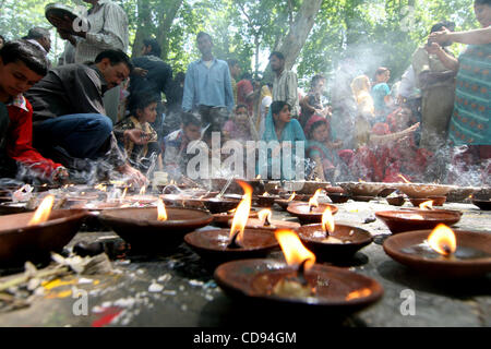 Kaschmirischen Hindu Anhänger light Öllampen für Gebete bei Mata Kheer Bhawani Tempel, während ein jährliches Festival, am TullaMulla Ganderbal, rund 28 Kilometer (18 Meilen) nordöstlich von Srinagar, der Sommerhauptstadt des indischen Teil Kaschmirs, 19 Juni 2010.Thousands der hinduistischen Gläubigen besucht die Gebete in der hist Stockfoto