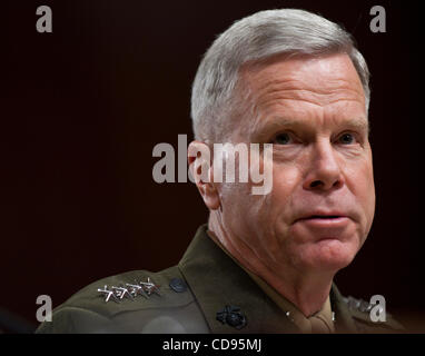 22. Juni 2010 - Washington, District Of Columbia, Vereinigte Staaten, General James Amos, bezeugt stellvertretender Kommandant des Marinekorps auf dem Capitol Hill Dienstag vor dem Senate Armed Services Committee über die Fortschritte bei der Verhinderung militärische Selbstmorde und Herausforderungen bei der Erkennung und Pflege von dem Invisi hören Stockfoto