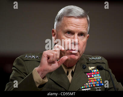 22. Juni 2010 - Washington, District Of Columbia, Vereinigte Staaten, General James Amos, bezeugt stellvertretender Kommandant des Marinekorps auf dem Capitol Hill Dienstag vor dem Senate Armed Services Committee über die Fortschritte bei der Verhinderung militärische Selbstmorde und Herausforderungen bei der Erkennung und Pflege von dem Invisi hören Stockfoto