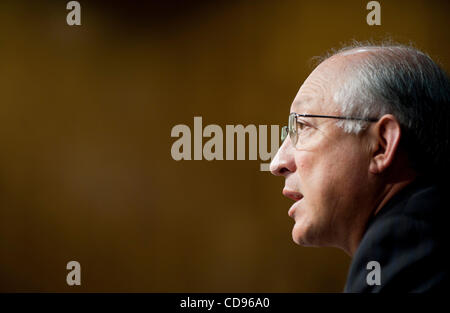 23. Juni 2010 zeugt - Washington, District Of Columbia, US - Innenminister Ken Salazar vor der Senat Interieur, Umwelt und verwandte Agenturen Unterausschuss Anhörung auf die Reorganisation des Minerals Management Service. (Bild Kredit: Pete Marovich/ZUMApress.com ©) Stockfoto