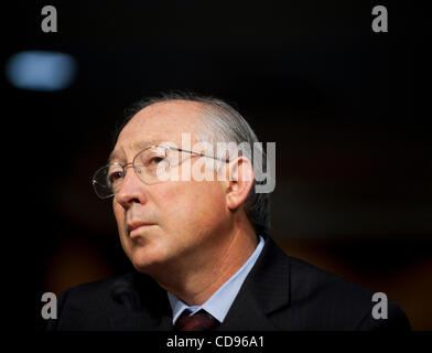 23. Juni 2010 zeugt - Washington, District Of Columbia, US - Innenminister Ken Salazar vor der Senat Interieur, Umwelt und verwandte Agenturen Unterausschuss Anhörung auf die Reorganisation des Minerals Management Service. (Bild Kredit: Pete Marovich/ZUMApress.com ©) Stockfoto