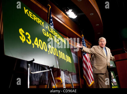 23. Juni 2010 - abhalten Washington, District Of Columbia, USA - Senatoren Kit Bond und Kay Bailey Hutchinson eine Pressekonferenz gegen das Klimaschutzgesetz, das macht seinen Weg durch den Kongress. (Bild Kredit: Pete Marovich/ZUMApress.com ©) Stockfoto