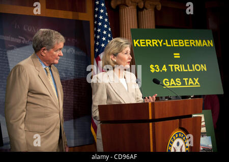 23. Juni 2010 - abhalten Washington, District Of Columbia, USA - Senatoren Kit Bond und Kay Bailey Hutchinson eine Pressekonferenz gegen das Klimaschutzgesetz, das macht seinen Weg durch den Kongress. (Bild Kredit: Pete Marovich/ZUMApress.com ©) Stockfoto