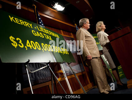 23. Juni 2010 - abhalten Washington, District Of Columbia, USA - Senatoren Kit Bond und Kay Bailey Hutchinson eine Pressekonferenz gegen das Klimaschutzgesetz, das macht seinen Weg durch den Kongress. (Bild Kredit: Pete Marovich/ZUMApress.com ©) Stockfoto